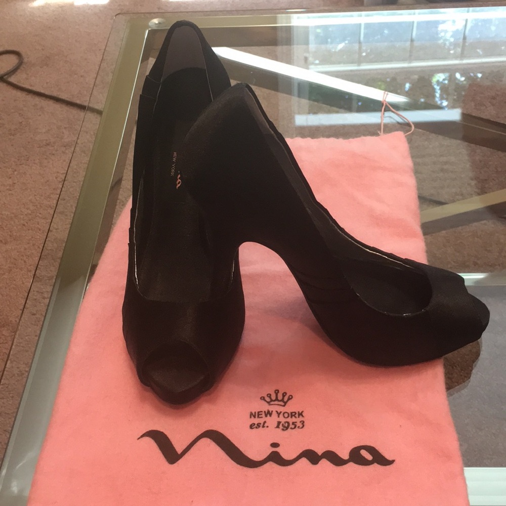 Black pumps